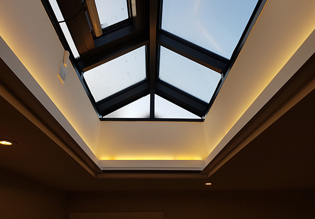 Horizontal Lantern Roof Blind with Duette Fabric